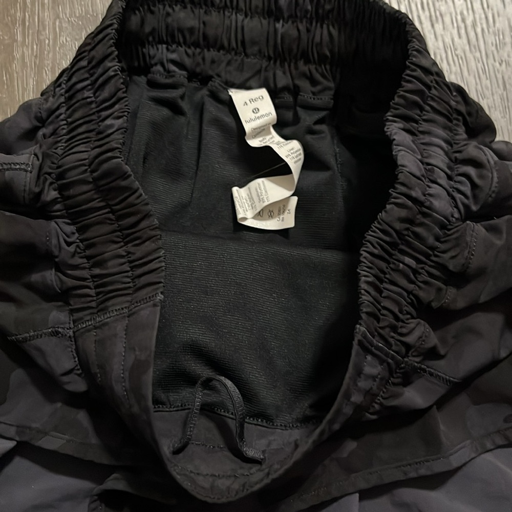 Lululemon Hotty Hot Short II *2.5"
Incognito Camo Multi Grey / Black Size 4 Reg - Picture 3 of 8